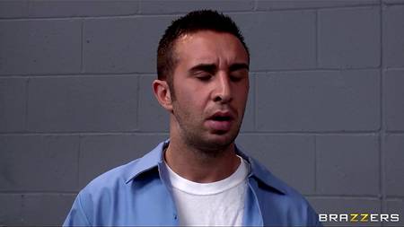 Заключенный умудрился соблазнить красотку в полицейской форме