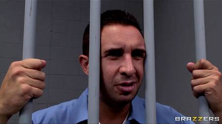 Заключенный умудрился соблазнить красотку в полицейской форме