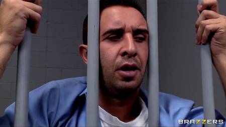 Заключенный умудрился соблазнить красотку в полицейской форме