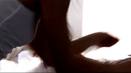 Как брюнетка скакала на стволе