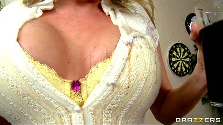 Начальник наказал членом официантку