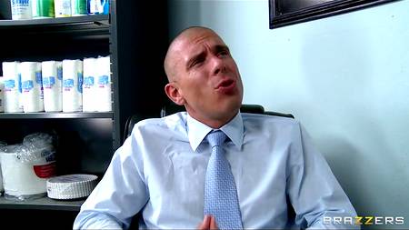 Начальник наказал членом официантку