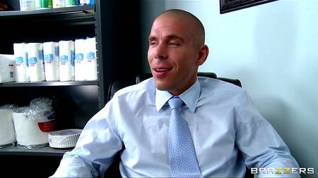 Начальник наказал членом официантку