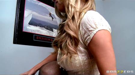 Начальник наказал членом официантку