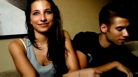 Молодая пара проходит кастинг на камеру