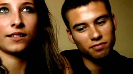 Молодая пара проходит кастинг на камеру