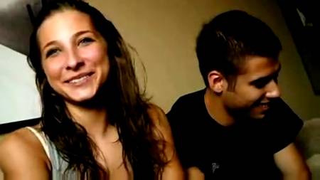 Молодая пара проходит кастинг на камеру