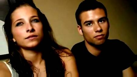 Молодая пара проходит кастинг на камеру