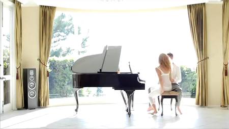 Музыкант устроил половой акт с подругой около большого рояля