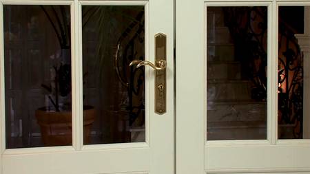 Красотка мастурбирует и писает