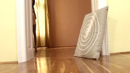 Сладкая попка на мягкой подушке