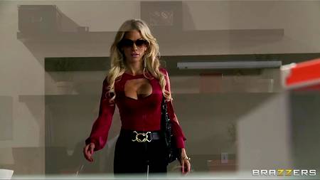 Симпатичная блондинка скрасила скучный рабочий день мужчине