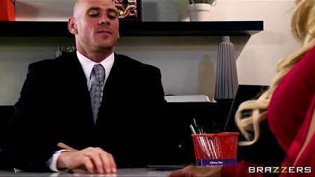 Симпатичная блондинка скрасила скучный рабочий день мужчине