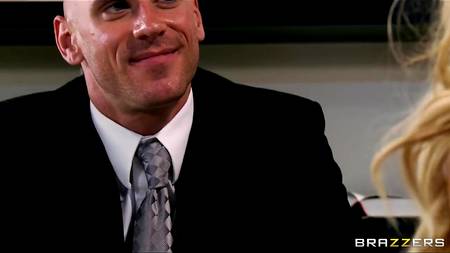 Симпатичная блондинка скрасила скучный рабочий день мужчине