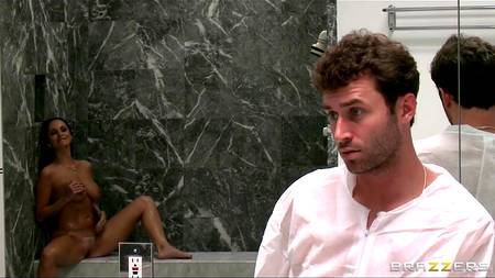 Зрелая дамочка воспользовалась членом строителя