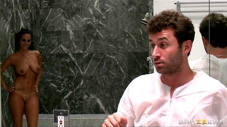 Зрелая дамочка воспользовалась членом строителя