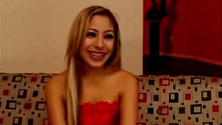 Самец долбит азиатскую путану в чулках