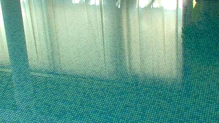 Роскошная нимфа мастурбирует у бассейна