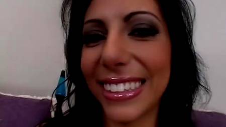 Брюнетка хорошо настроилась на секс