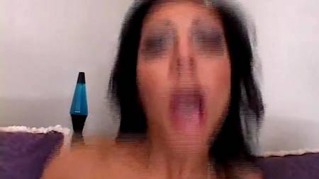 Брюнетка хорошо настроилась на секс