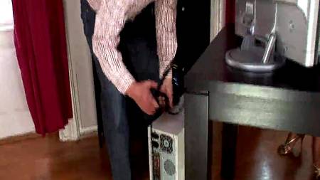 Секретарша умеет поднимать настроение своему начальнику