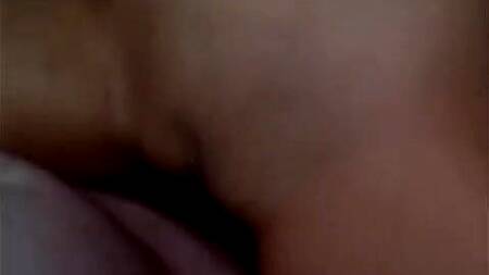 Подкачанный мужик на диване трахает красотку в короткой юбке