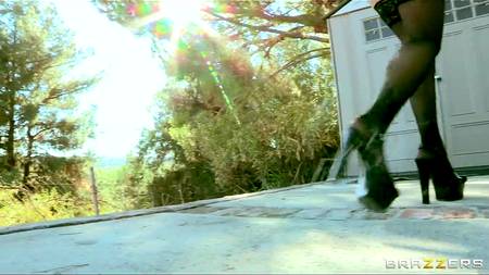 Засадил член в узенькую попку грудастой девахи