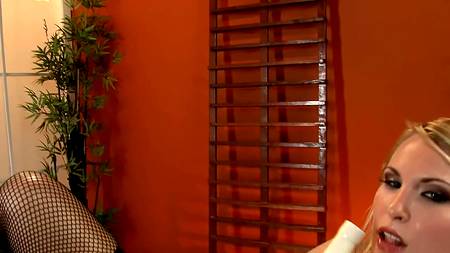 Жесткий анальный секс с развратной блондинкой