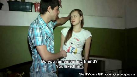 Русский парень предложил своей девушке попробовать секс с его другом.