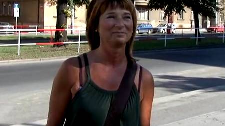 Снимает телок на улице