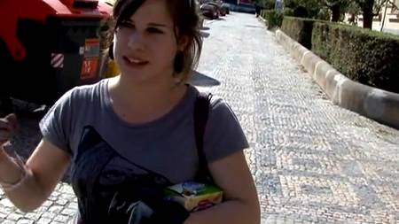 Снимает телок на улице