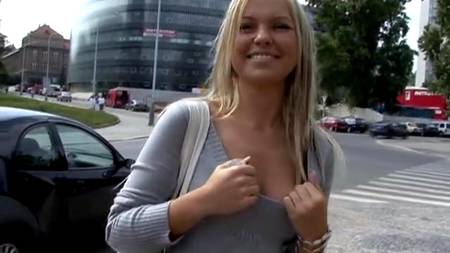 Снимает телок на улице