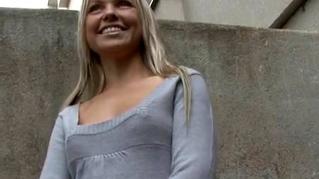 Снимает телок на улице