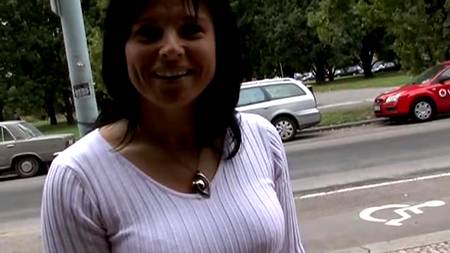 Снимает телок на улице