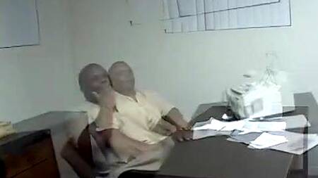Большой негр на собеседовании страстно ебет негритянку
