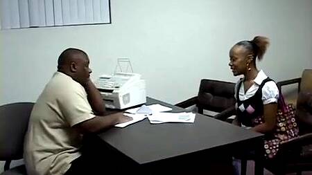 Большой негр на собеседовании страстно ебет негритянку