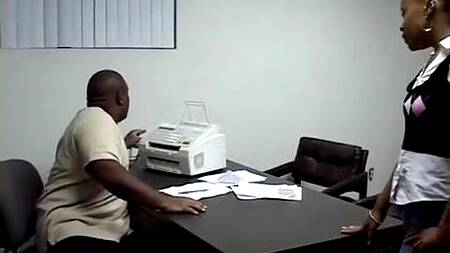 Большой негр на собеседовании страстно ебет негритянку