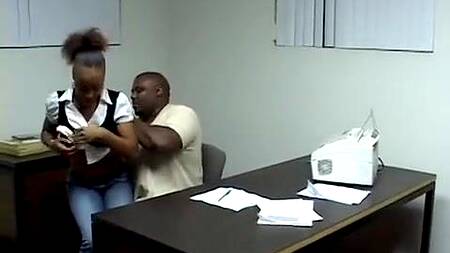 Большой негр на собеседовании страстно ебет негритянку