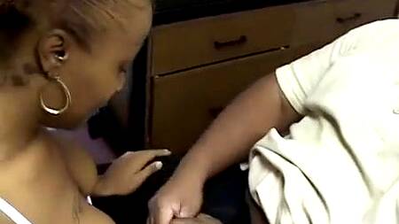 Большой негр на собеседовании страстно ебет негритянку