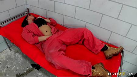 Две сучки предались лесбийскому сексу за решеткой