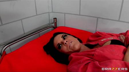 Две сучки предались лесбийскому сексу за решеткой