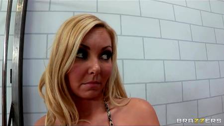 Две сучки предались лесбийскому сексу за решеткой