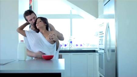 Супружеская чета любит баловаться самым ранним утром