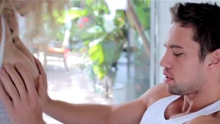 Блондинка подготовила анальный спектакль