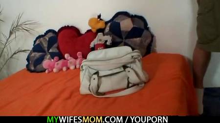 Жена не знает, что я трахаю ее мамку