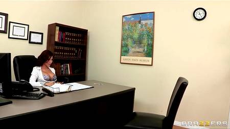 Офисная работница подобрала себе нового коллегу