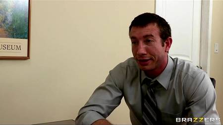 Офисная работница подобрала себе нового коллегу