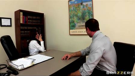 Офисная работница подобрала себе нового коллегу