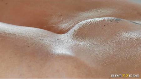 Сделал массаж блондинке и потребовал за это оплату натурой