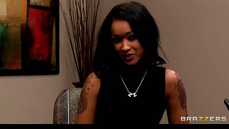 Мулатке на собеседовании приходится отдаться в жопу